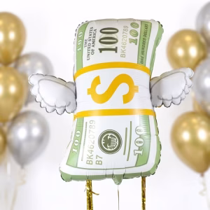balon folie dolar Balon din folie gigant in forma de teanc de bancnote de 100 de dolari cu aripi albe, plutind langa un aranjament elegant din baloane aurii si argintii.