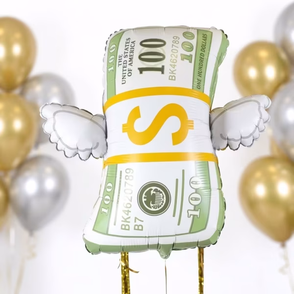 balon folie dolar Balon din folie gigant in forma de teanc de bancnote de 100 de dolari cu aripi albe, plutind langa un aranjament elegant din baloane aurii si argintii.