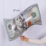 O persoana tinand in mana un balon din folie in forma de bancnota de 100 de dolari, ilustrand dimensiunea generoasa a produsului.