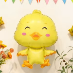 Balon Folie Puisor Galben Zambitor, Decor Petrecere Copii, 53x79 cm Balon din folie gigant in forma de puisor galben cu ochi zambitori, obraji roz si aripioare deschise, ideal pentru decor petreceri copii.