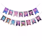 banner happy birthday k-pop demon hunters Banner decorativ tip ghirlanda Happy Birthday din carton cu tematica K-Pop Demon Hunters, avand fanioane cu eroinele trupei si litere colorate cu efect de sclipici roz si albastru.
