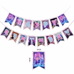 banner happy birthday k-pop demon hunters Banner decorativ tip ghirlanda Happy Birthday din carton cu tematica K-Pop Demon Hunters, avand fanioane cu eroinele trupei si litere colorate cu efect de sclipici roz si albastru.
