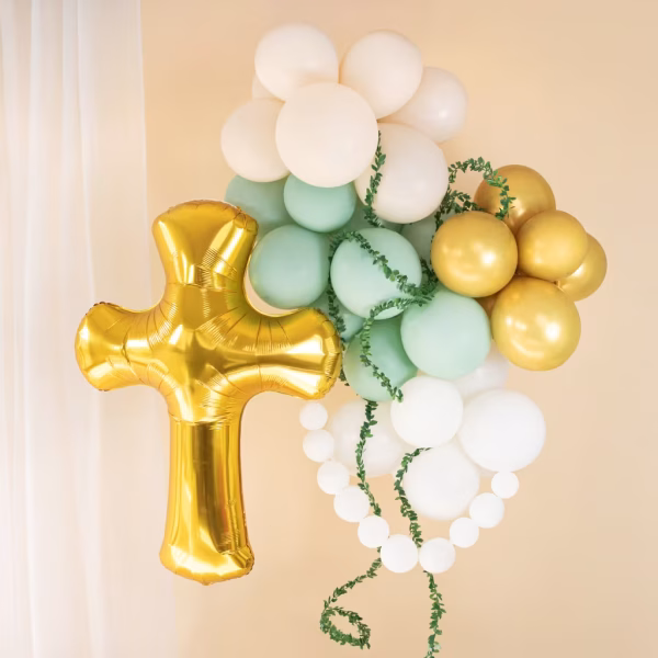balon folie cruce aurie Balon din folie gigant in forma de cruce aurie, integrat intr-un aranjament elegant cu baloane latex albe, verzi si aurii cromate.