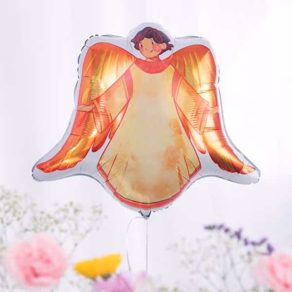 balon folie ingeras baietel Balon din folie in forma de ingeras baietel in culori pastelate calde, plutind deasupra unui aranjament floral delicat.