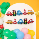 ghirlanda baloane masinute Ghirlanda din baloane folie cu masinute, semafor si con de trafic, asezata pe un panou decorativ alb alaturi de baloane latex colorate.