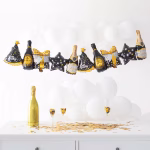 ghirlanda baloane ziua de nastere Ghirlanda din baloane folie pentru ziua de nastere in culori negru si auriu, suspendata deasupra unei mese festive cu pahare si sampanie.