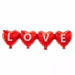 Ghirlanda din balon folie rosie formata din 4 inimi unite, cu textul LOVE imprimat cu litere albe groase.