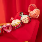 Ghirlanda din balon folie Sweet Love, formata dintr-un lacat inima, licoarea dragostei, briosa, gogoasa inima si ceasca de ceai.