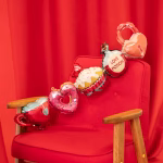 Ghirlanda din balon folie Sweet Love, formata dintr-un lacat inima, licoarea dragostei, briosa, gogoasa inima si ceasca de ceai.