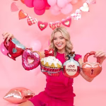 ghirlanda baloane sweet love O tanara zambitoare imbracata in roz, tinand in maini o ghirlanda din baloane folie cu forme de ceasca, gogoasa inima, briosa, licoarea dragostei si lacat.