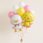 Set 14 Baloane Petrecere Puisori, Botez si Aniversare, Alb Galben Roz Buchet festiv din 14 baloane pentru petrecere, incluzand doua baloane mari din folie in forma de puisori si 12 baloane din latex in culorile alb, galben si roz pastel.