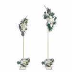 set 2 suporti metalici arcada pentru baloane Set de 2 suporti metalici aurii asimetrici pentru decoratiuni de evenimente, inaltimi 1.8 metri si 2.3 metri, decorati elegant cu aranjamente florale albe si frunze verzi pe varfurile curbate si la baza.