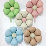 Set de 5 baloane din folie metalizata in forma de floare de margareta, dimensiune 45 cm, in nuante pastelate mate de verde, roz, crem, maro mocha si albastru.