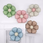 set 5 baloane folie flori margareta 45 cm Set de 5 baloane din folie metalizata in forma de floare de margareta, dimensiune 45 cm, in nuante pastelate mate de verde, roz, crem, maro mocha si albastru.
