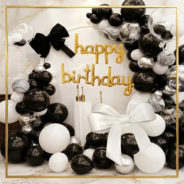 Arcadă asimetrică din set ghirlandă baloane negru, alb și argintiu chrome cu banner Happy Birthday auriu