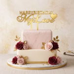 topper tort happy birthday my love Topper tort happy birthday my love auriu plexiglas oglinda pe un tort patrat etajat roz marmorat decorat cu trandafiri visinii roz pudra si frunze aurii