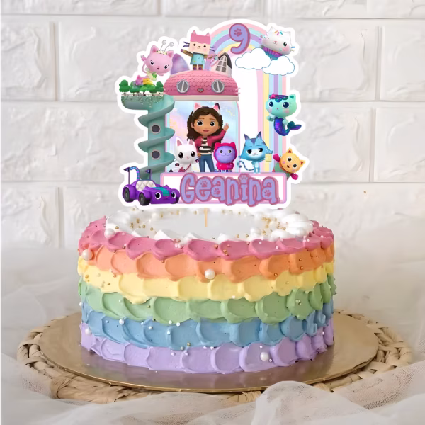 topper tort personalizat casa de papusi a lui gabby Topper tort personalizat Casa de Papusi a lui Gabby cu numele Geanina si cifra 9 pe un tort decorat cu crema in culorile curcubeului pastel