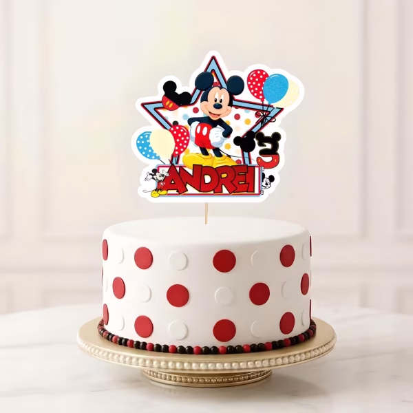 topper tort personalizat mickey mouse Topper tort personalizat Mickey Mouse cu numele Andrei si cifra 3 pe un tort alb decorat festiv cu buline rosii