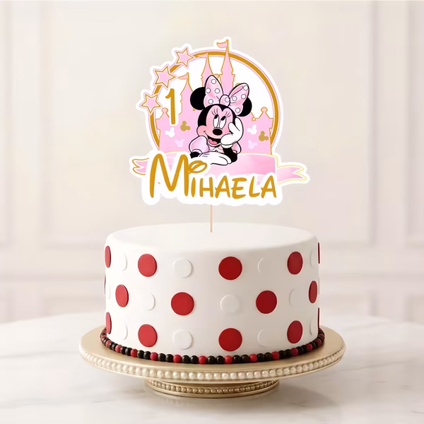 Topper Tort Personalizat Minnie Mouse Topper tort personalizat Minnie Mouse cu castel roz, stelute aurii, numele Mihaela si cifra 1 pe un tort alb cu buline rosii
