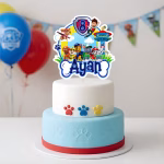 topper tort personalizat patrula catelusilor Topper tort personalizat Patrula Catelusilor cu numele Ayan si cifra 8 pe un tort etajat in nuante de alb si albastru cu urme de labute