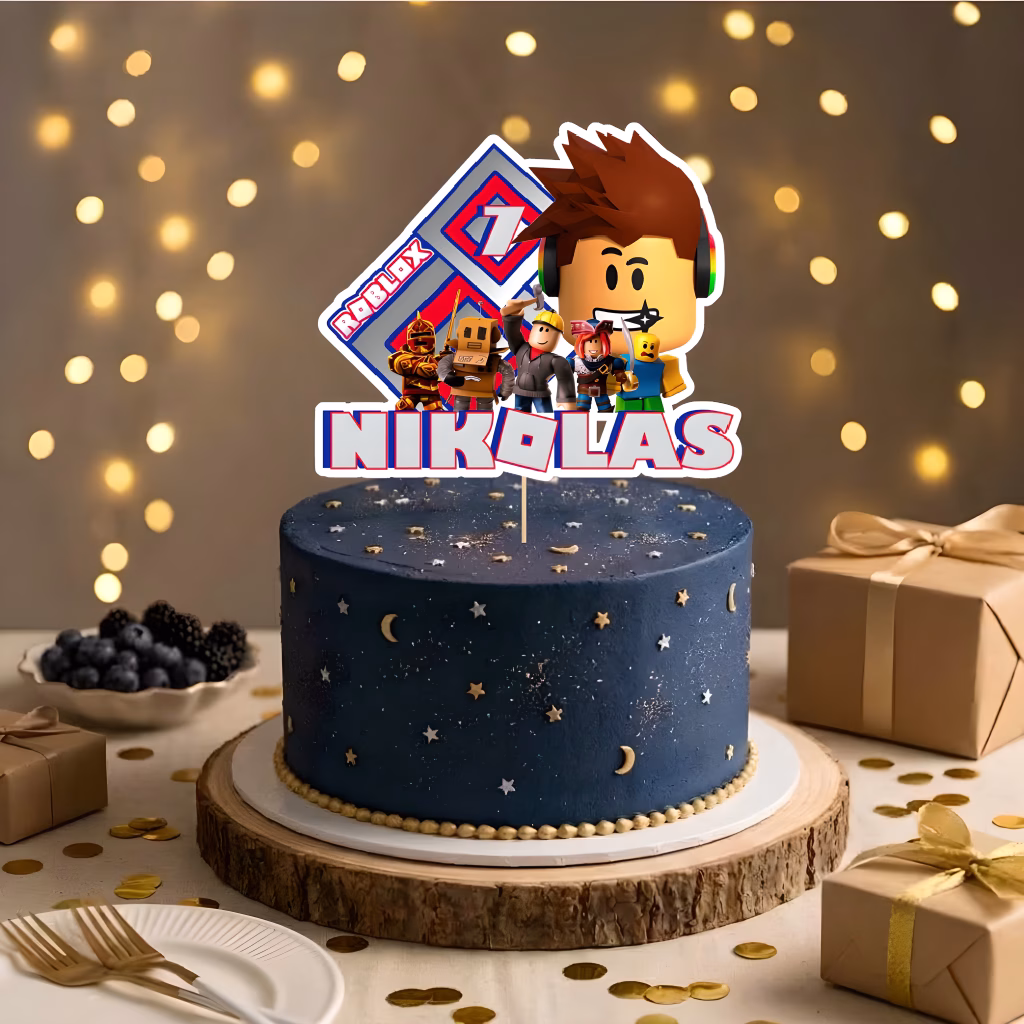 topper tort personalizat roblox Topper tort personalizat Roblox cu avatare de joc, numele Nikolas si cifra 7 pe un tort albastru inchis decorat cu stele aurii
