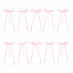Cele 10 fundițe roz pastel din set, asamblate deja pe bețișoarele din lemn subțiri, gata pentru a fi folosite ca toppere pentru tort sau prăjituri.