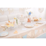 Aranjament festiv pentru aniversarea de 1 an sau botezul unui baietel, in nuante de bleu pastel si bej, decorat central cu servetele decupate in forma de body bebelus.