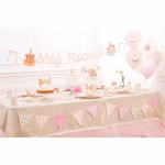 Decor pentru masa de petrecere a unei fetite (botez sau 1 an), evidentiind servetelele in forma de body roz pastel, alaturate veselei elegante, florilor si baloanelor asortate.