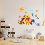 Sticker cu Winnie the Pooh si prietenii sai aplicat intr-un dormitor de bebelus, integrandu-se perfect cu mobilierul de lemn si covorasul pufos.