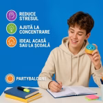 Adolescent aflat la birou, invatand, folosind un squishy dumpling albastru pentru a reduce stresul si a-si imbunatati concentrarea in timpul temelor.