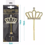 Ambalajul original al topperului pentru tort "Decorazione per Torte", afișând coronița metalică aurie cu strasuri și dimensiunile sale: 10 cm înălțime totală și 6 cm lățime.