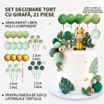 Tort alb elegant decorat asimetric cu frunze tropicale, o figurină girafă și o cascadă voluminoasă din bile verzi și aurii pe laterale.