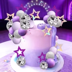 Set 35 Toppere Tort Disco K-Pop Tort mov decorat spectaculos cu toppere 3D în formă de bile disco, bile argintii cu sclipici, bile levănțică și purpurii, completat de stele holografice.