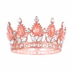 Topper pentru tort în formă de coroniță regală rose gold, cu detalii filigranate, încrustată cu pietre mari auriu-roz și cristale argintii, pe fundal alb.