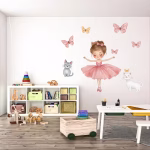 Aranjament cu sticker perete balerina si fluturi aplicat deasupra unui spatiu de joaca pentru fetite.