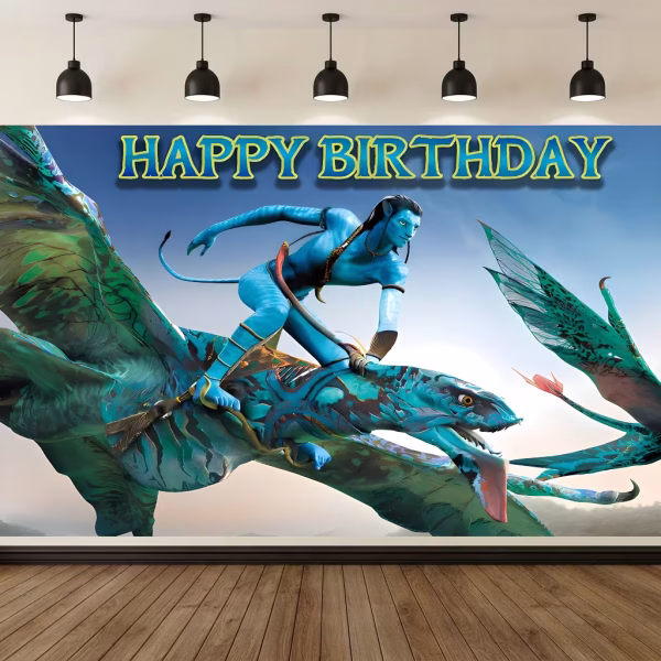 Background Textil Avatar Cod 779B Mockup cu un background textil pentru panou foto cu tematica Avatar, ilustrand un personaj Na'vi zburand pe spatele unui Banshee deasupra norilor, cu textul Happy Birthday.