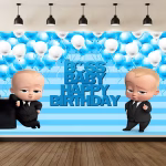 Background Textil Baby Boss Cod 761B Mockup cu un background textil pentru panou foto cu tematica Baby Boss, ilustrand doua personaje in costum negru, o bolta de baloane albastre si albe si textul The Boss Baby Happy Birthday pe un fundal in dungi.