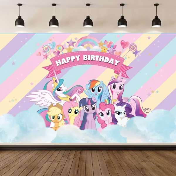 Background Textil Micul Meu Ponei Cod 785B Mockup cu un background textil pentru panou foto cu tematica Micul Meu Ponei, ilustrand indragitele personaje pe norisori pufosi, pe un fundal in dungi pastelate cu un banner roz Happy Birthday, curcubeu si dulciuri.