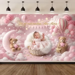 Background Textil Personalizat Poza Botez Mockup cu un background textil personalizat pentru panou foto de botez, ilustrand poza bebelusei intr-un cosulet de rachita, inconjurata de nori pufosi roz si albi, ursuleti de plus, o semiluna roz, baloane cu aer cald si mesajul De azi sunt crestina.