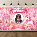 Background Textil Personalizat Poza Cod 748B Mockup cu un background textil personalizat pentru panou foto, ilustrand poza sarbatoritei intr-o rama cu fundita, incadrata de un castel roz, un unicorn, artificii si textul Happy Birthday.