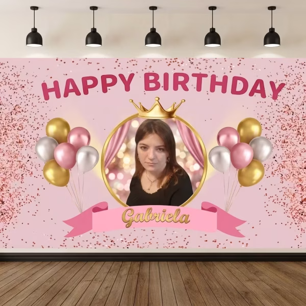 Background Textil Personalizat Poza Mockup cu un background textil personalizat pentru panou foto, ilustrand poza sarbatoritei incadrata intr-o rama aurie cu coronita, pe un fundal roz decorat cu sclipici, baloane si textul Happy Birthday.