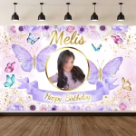 Background Textil Personalizat cu Fluturi Mockup cu un background textil personalizat pentru panou foto, ilustrand poza sarbatoritei intr-o rama aurie, inconjurata de fluturi lila imensi, flori pastelate, sclipici auriu si textul Happy Birthday.