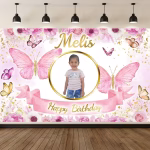 Background Textil Personalizat Poza Cod 746B Mockup cu un background textil personalizat pentru panou foto, ilustrand poza sarbatoritei intr-o rama aurie centrala, inconjurata de fluturi roz imensi, aranjamente florale, sclipici auriu si textul Happy Birthday.