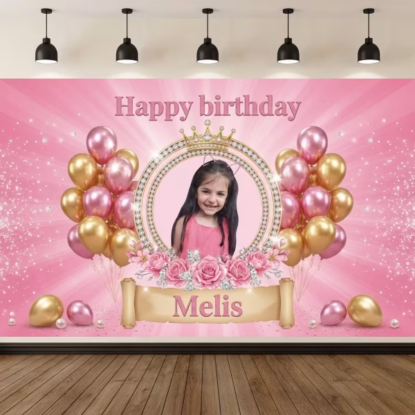 Background Textil Personalizat Poza Cod 749B Mockup cu un background textil personalizat pentru panou foto, ilustrand poza sarbatoritei intr-o rama cu diamante si coronita aurie, inconjurata de baloane roz si aurii, trandafiri si textul Happy birthday.
