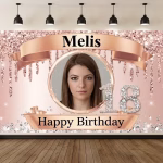 Background Textil Personalizat Poza Cod 747B Mockup cu un background textil personalizat pentru panou foto, ilustrand poza sarbatoritei in centru, numele pe o panglica, o cifra din diamante si textul Happy Birthday pe un fundal rose gold cu sclipici curgator.