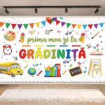 Background Textil Prima Mea Zi La Gradinita Mockup cu un background textil pentru panou foto cu mesajul Prima mea zi la gradinita, inconjurat de un autobuz scolar animat, o paleta de culori, ceas, sevalet si creioane zambitoare pe un fundal luminos.