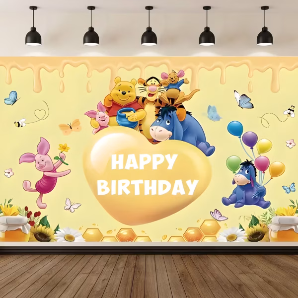 Background Textil Winnie The Pooh Cod 800B Mockup cu un background textil pentru panou foto cu tematica Winnie The Pooh, ilustrand personajele Winnie, Tigrila, Eeyore, Purcelus si Roo in jurul unei inimi mari cu textul Happy Birthday, pe un fundal galben cu miere.