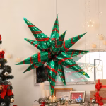 balon folie stea 4d 60 cm Balon din folie 4D in forma de stea cu tepi (explozie), culoare verde metalizat cu dungi rosii si buline albe, suspendat intr-un decor festiv de Craciun.