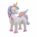 Balon folie 3D in forma de unicorn cu corn auriu si detalii pastelate vazut din profil drept.