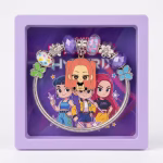 bratara tip pandora k-pop demon huntrix mira Bratara metalica tip Pandora cu tema K-Pop Demon Huntrix, avand un charm central cu personajul Mira cu par portocaliu si margele colorate, ambalata intr-o cutie mov cadou.